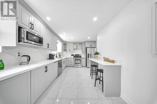 3113 Morning Star Drive, Mississauga, ON - Indoor Photo Showing Kitchen With Upgraded Kitchen