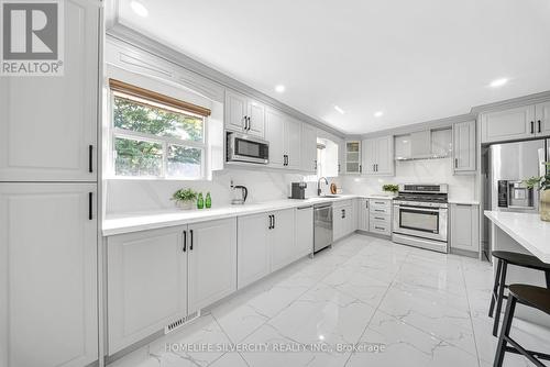 3113 Morning Star Drive, Mississauga, ON - Indoor Photo Showing Kitchen With Upgraded Kitchen