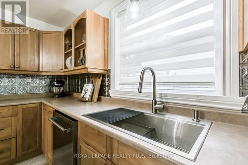 42 Dayfoot Drive, Halton Hills, ON - Indoor Photo Showing Kitchen