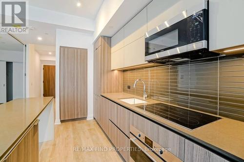 Th06 - 21 Park Street E, Mississauga, ON - Indoor Photo Showing Kitchen