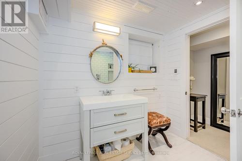 433 Pinegrove Road, Oakville, ON - Indoor Photo Showing Bathroom