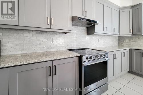 3334 Erasmum Street, Oakville, ON - Indoor Photo Showing Kitchen With Upgraded Kitchen