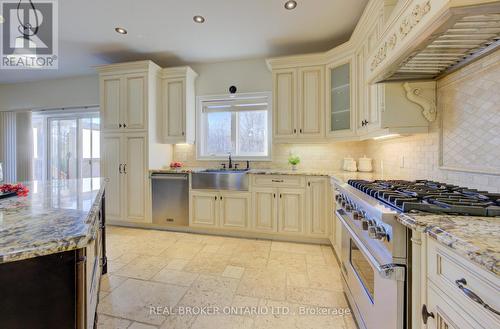 550 Pinery Trail, Waterloo, ON - Indoor Photo Showing Kitchen With Upgraded Kitchen