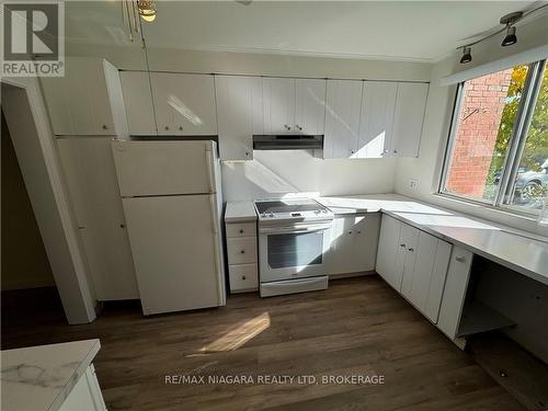 67 - 6476 Huggins Street, Niagara Falls, ON - Indoor Photo Showing Kitchen