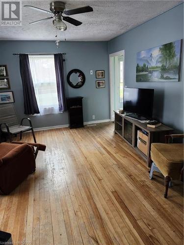 Living room with a wealth of natural light, ceiling fan, a textured ceiling, and light hardwood / wood-style flooring - 765 7Th Street A E, Owen Sound, ON - Indoor Photo Showing Living Room