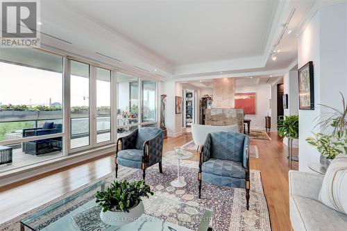 902 - 206 Bloor Street W, Toronto, ON - Indoor Photo Showing Living Room