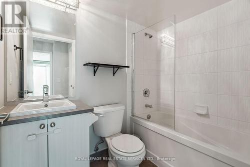 1807 - 25 Lower Simcoe Street, Toronto, ON - Indoor Photo Showing Bathroom