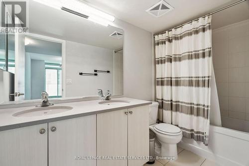 1807 - 25 Lower Simcoe Street, Toronto, ON - Indoor Photo Showing Bathroom