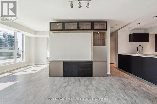 1807 - 25 Lower Simcoe Street, Toronto, ON - Indoor Photo Showing Kitchen