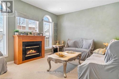 162 Cole Crescent, Niagara-On-The-Lake (107 - Glendale), ON - Indoor Photo Showing Living Room With Fireplace