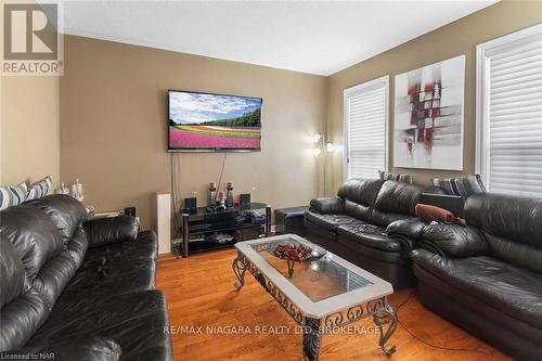 162 Cole Crescent, Niagara-On-The-Lake (107 - Glendale), ON - Indoor Photo Showing Living Room