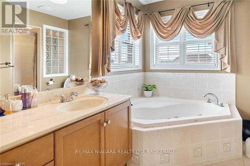 162 Cole Crescent, Niagara-On-The-Lake (107 - Glendale), ON - Indoor Photo Showing Bathroom