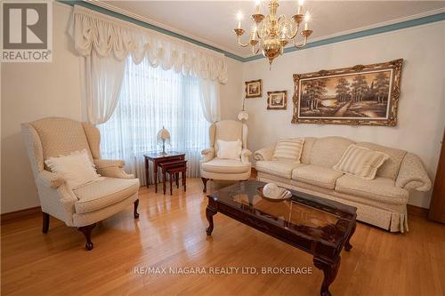 12 Fern Gate, Pelham, ON - Indoor Photo Showing Living Room