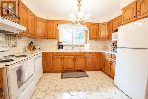 12 Fern Gate, Pelham, ON - Indoor Photo Showing Kitchen With Double Sink