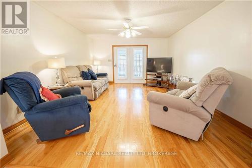 12 Fern Gate, Pelham, ON - Indoor Photo Showing Living Room