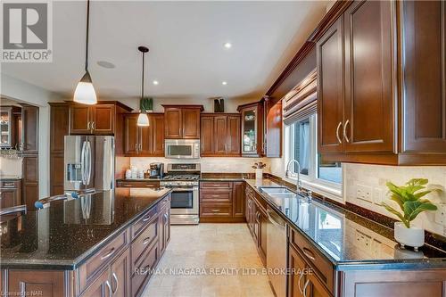 7178 St. Michael Avenue, Niagara Falls, ON - Indoor Photo Showing Kitchen With Double Sink With Upgraded Kitchen