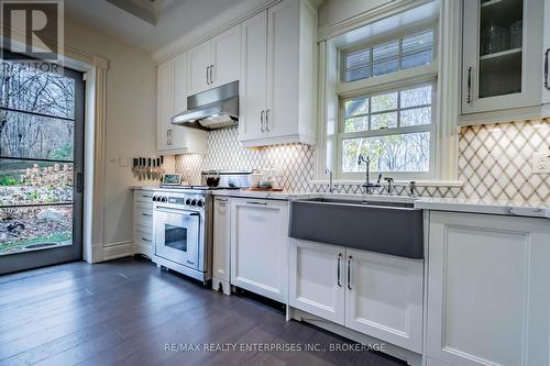 2165 Effingham Street, Pelham, ON - Indoor Photo Showing Kitchen With Upgraded Kitchen