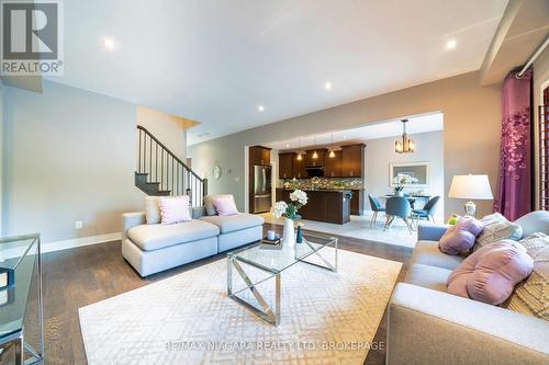 7181 Lionshead Avenue, Niagara Falls, ON - Indoor Photo Showing Living Room