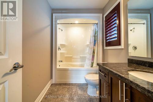 7181 Lionshead Avenue, Niagara Falls, ON - Indoor Photo Showing Bathroom