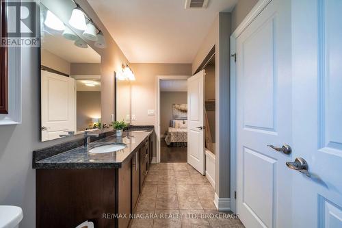 7181 Lionshead Avenue, Niagara Falls, ON - Indoor Photo Showing Bathroom