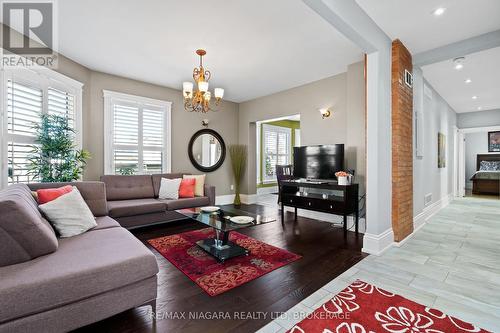 3844 Chippawa Parkway, Niagara Falls, ON - Indoor Photo Showing Living Room