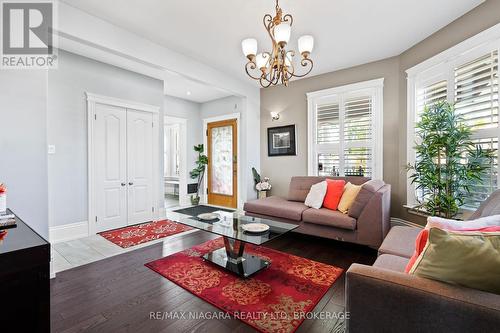 3844 Chippawa Parkway, Niagara Falls, ON - Indoor Photo Showing Living Room