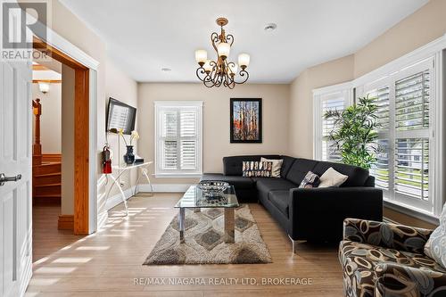 3844 Chippawa Parkway, Niagara Falls, ON - Indoor Photo Showing Living Room