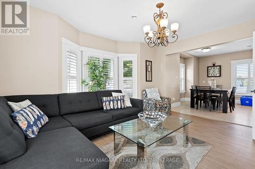 3844 Chippawa Parkway, Niagara Falls, ON - Indoor Photo Showing Living Room