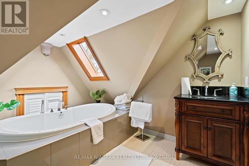 3844 Chippawa Parkway, Niagara Falls, ON - Indoor Photo Showing Bathroom