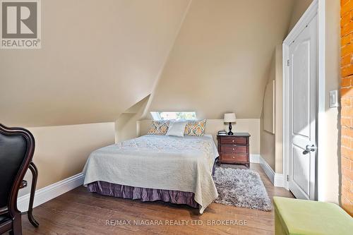 3844 Chippawa Parkway, Niagara Falls, ON - Indoor Photo Showing Bedroom