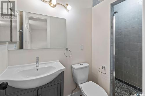 26 Assiniboine Drive, Saskatoon, SK - Indoor Photo Showing Bathroom