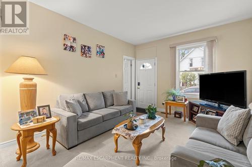 94 Canada Street, Hamilton, ON - Indoor Photo Showing Living Room