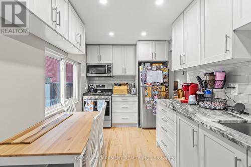 94 Canada Street, Hamilton, ON - Indoor Photo Showing Kitchen With Upgraded Kitchen