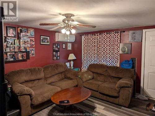 228 Brander Avenue, Wallaceburg, ON - Indoor Photo Showing Living Room