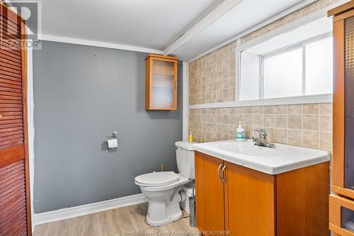 28 Jenner Street, Essex, ON - Indoor Photo Showing Bathroom