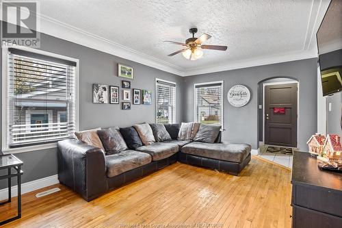 28 Jenner Street, Essex, ON - Indoor Photo Showing Living Room