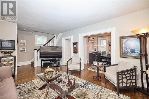 676 Niagara Street, St. Catharines, ON - Indoor Photo Showing Living Room