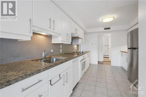 Kitchen - 628 Thessaly Circle, Ottawa, ON - Indoor Photo Showing Kitchen