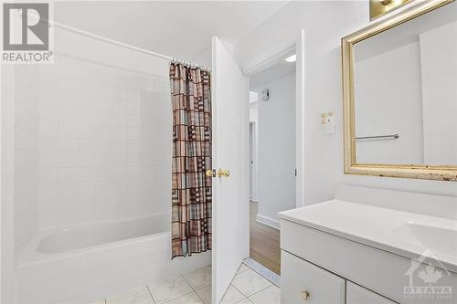 4-Piece Bathroom - 628 Thessaly Circle, Ottawa, ON - Indoor Photo Showing Bathroom