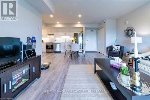 701 - 5698 Main Street, Niagara Falls (215 - Hospital), ON - Indoor Photo Showing Living Room