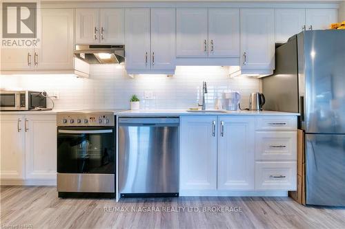 701 - 5698 Main Street, Niagara Falls (215 - Hospital), ON - Indoor Photo Showing Kitchen With Upgraded Kitchen