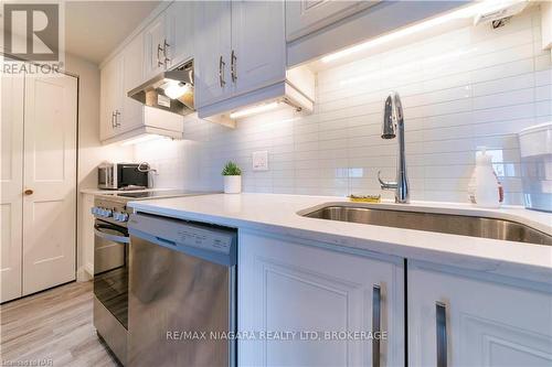 701 - 5698 Main Street, Niagara Falls (215 - Hospital), ON - Indoor Photo Showing Kitchen