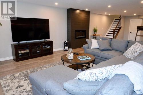 1107 Woodhaven Drive, Kingston, ON - Indoor Photo Showing Living Room