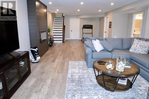 1107 Woodhaven Drive, Kingston, ON - Indoor Photo Showing Living Room