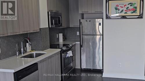 606 - 540 Bur Oak Avenue, Markham, ON - Indoor Photo Showing Kitchen