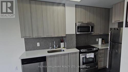 606 - 540 Bur Oak Avenue, Markham, ON - Indoor Photo Showing Kitchen