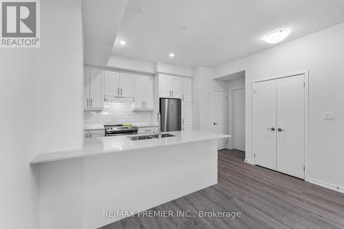 338 - 100 Honeycrisp Crescent, Vaughan, ON - Indoor Photo Showing Kitchen