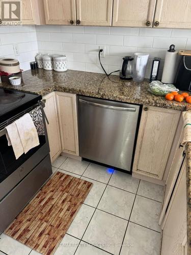 6 Bales Drive, Brampton, ON - Indoor Photo Showing Kitchen With Upgraded Kitchen