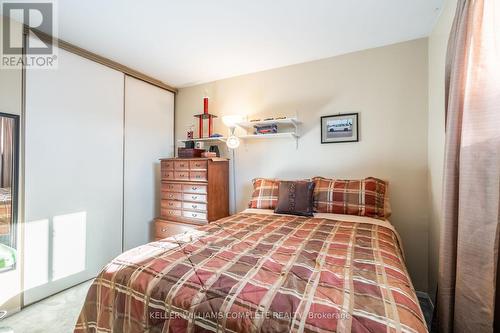 64 - 5475 Lakeshore Road, Burlington, ON - Indoor Photo Showing Bedroom