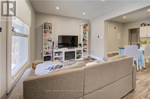 79 Lowell Avenue, St. Catharines, ON - Indoor Photo Showing Living Room